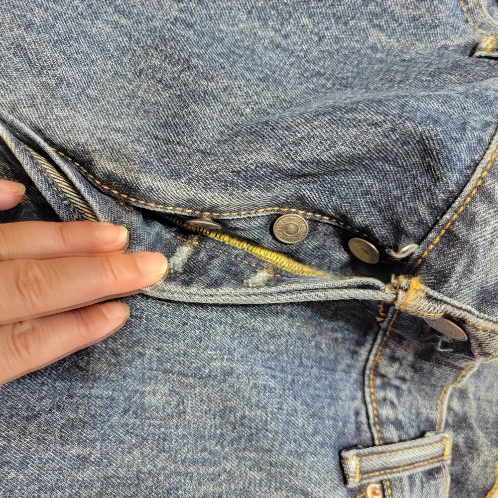 Levi's 501 Button Fly Medium Wash Mens Jeans Straight Leg‎ Size 42w/in30